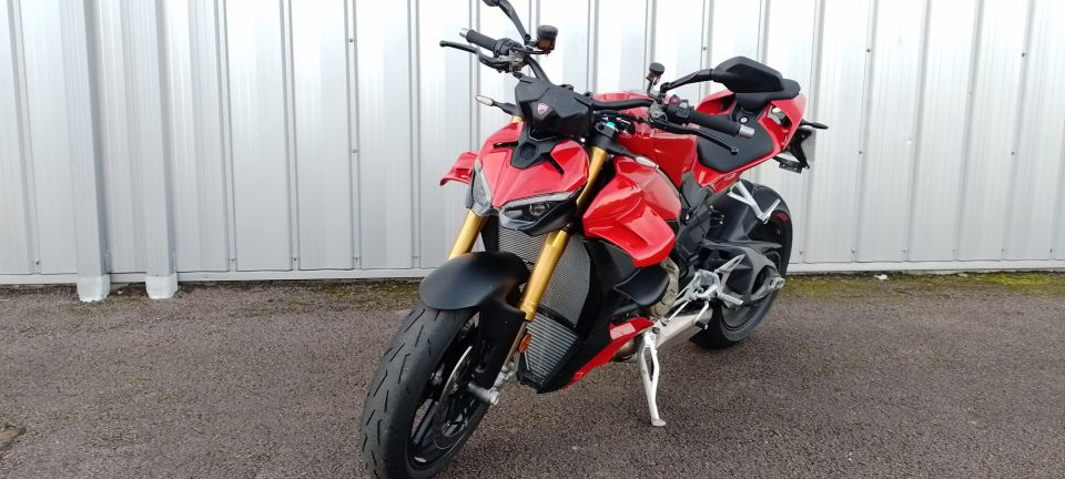 DUCATI STREETFIGHTER V4S 4