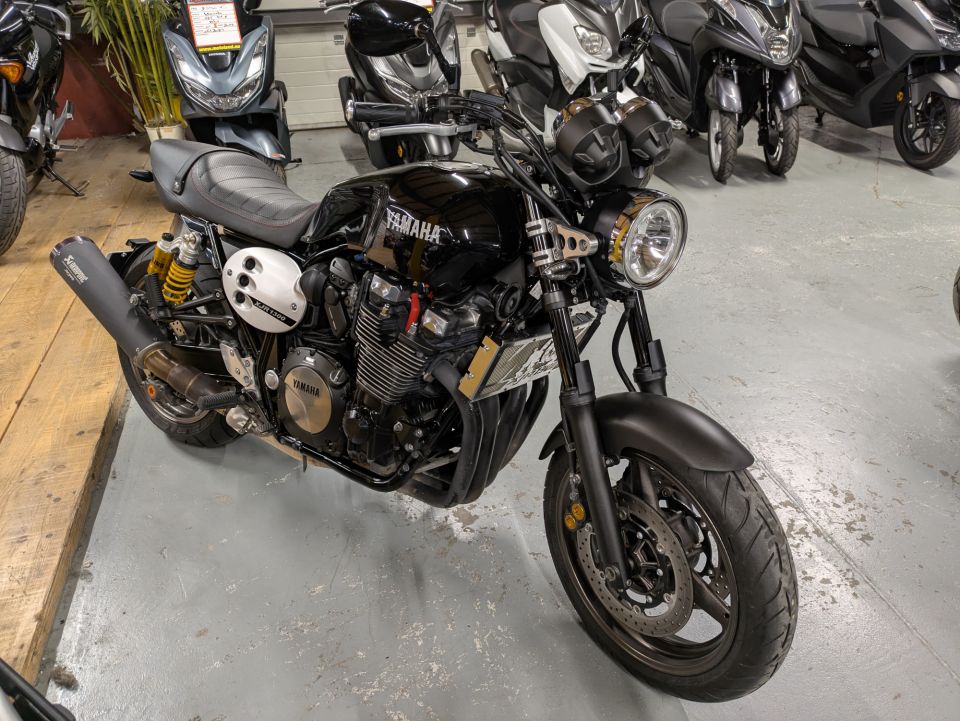 YAMAHA XJR 1300 RACER 4