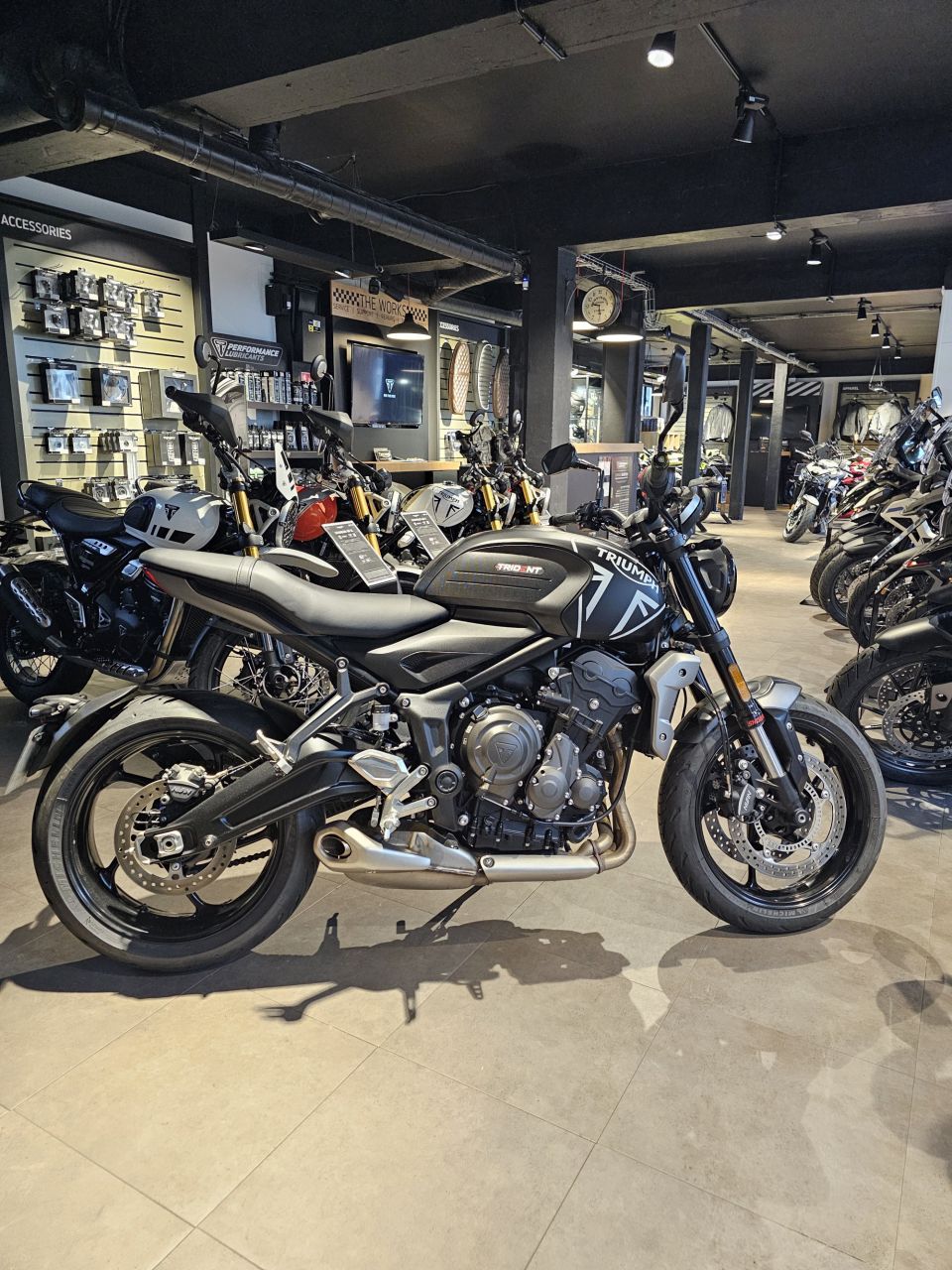 TRIUMPH TRIDENT 660 4