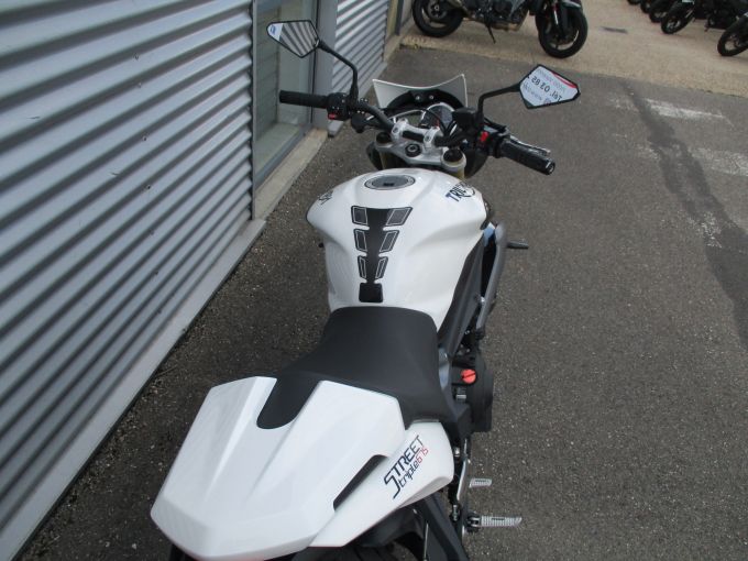 TRIUMPH STREET TRIPLE 675 4