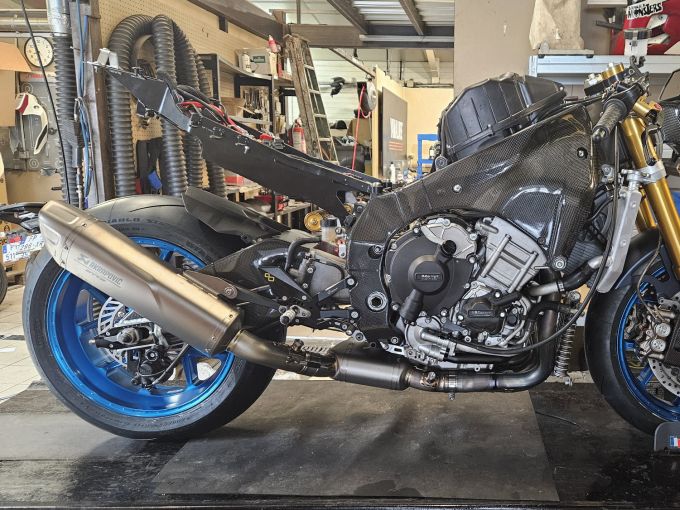 YAMAHA YZF 1000 R1 4