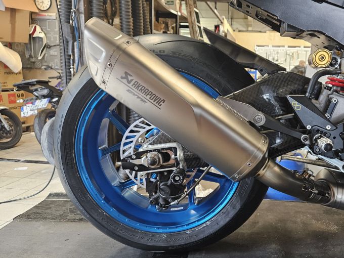 YAMAHA YZF 1000 R1 4
