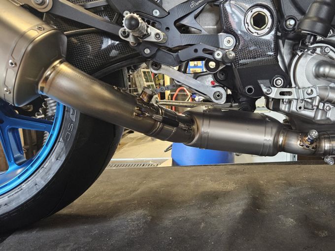 YAMAHA YZF 1000 R1 4