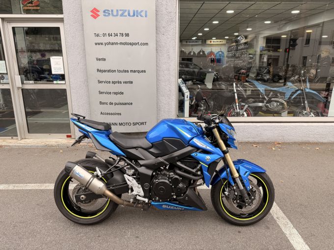 SUZUKI GSR 750A 4