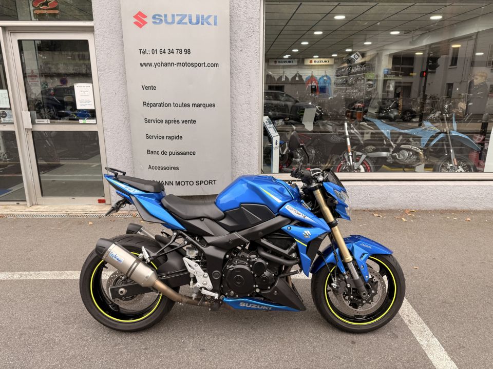 SUZUKI GSR 750A 4
