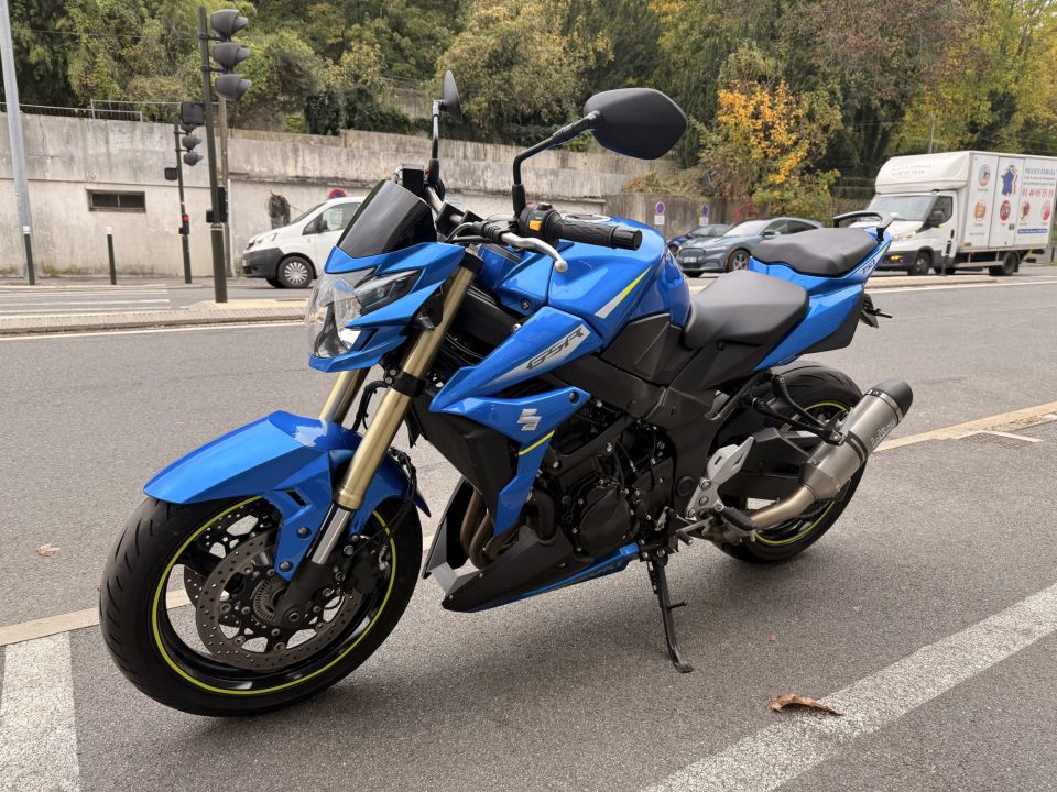SUZUKI GSR 750A 4