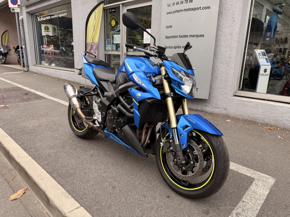 SUZUKI GSR 750A 4