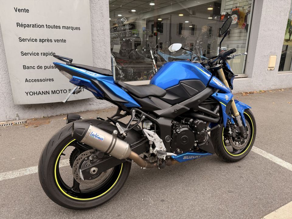 SUZUKI GSR 750A 4