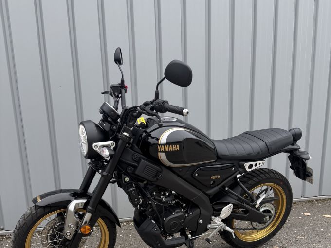 YAMAHA XSR 125 Legacy 4