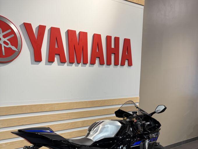 YAMAHA YZF 1000 R1 4