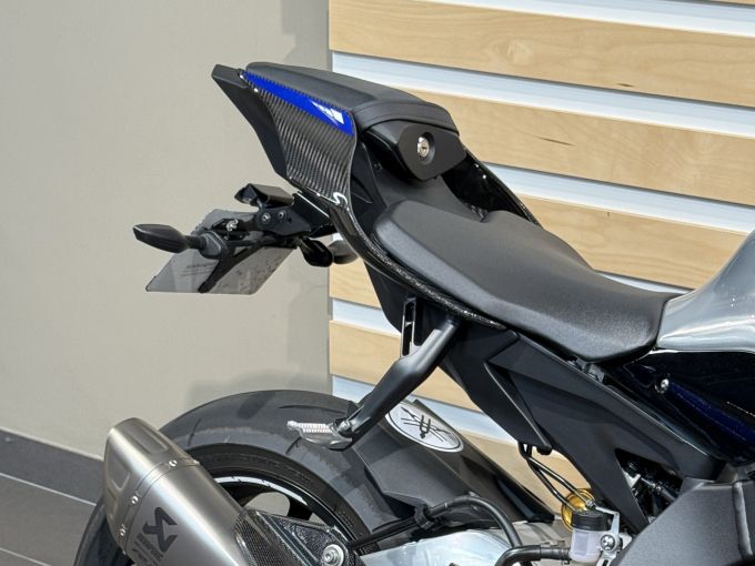 YAMAHA YZF 1000 R1 4