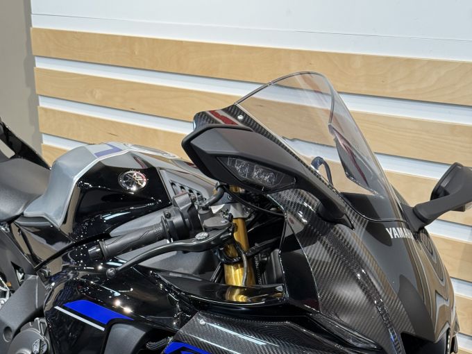 YAMAHA YZF 1000 R1 4