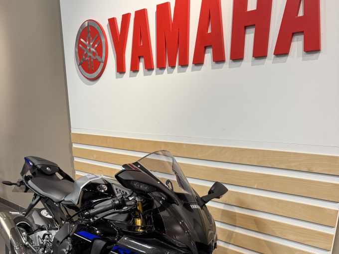 YAMAHA YZF 1000 R1 4