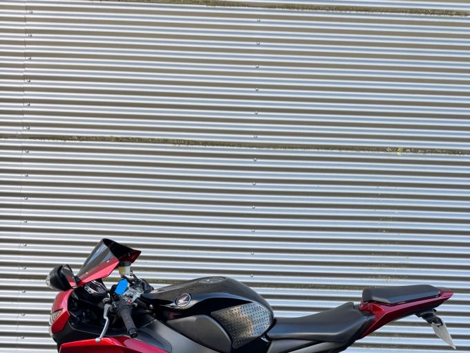 HONDA CBR 1000 RR 4