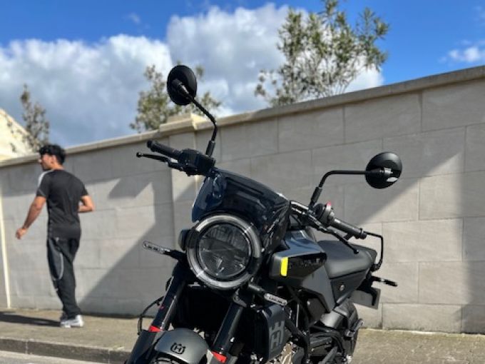 HUSQVARNA SVARTPILEN 125 ABS 4