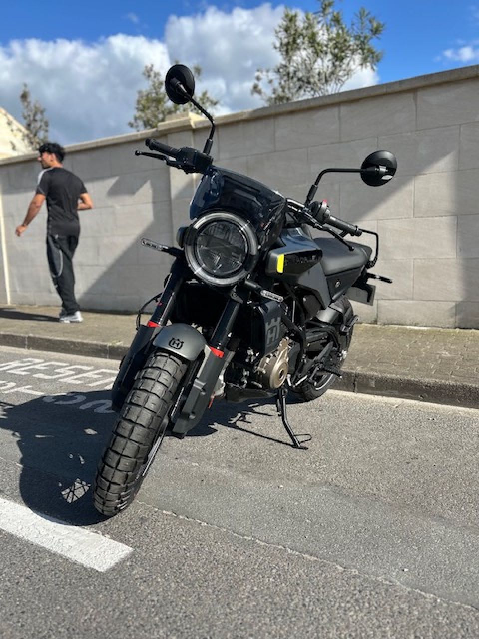 HUSQVARNA SVARTPILEN 125 ABS 4