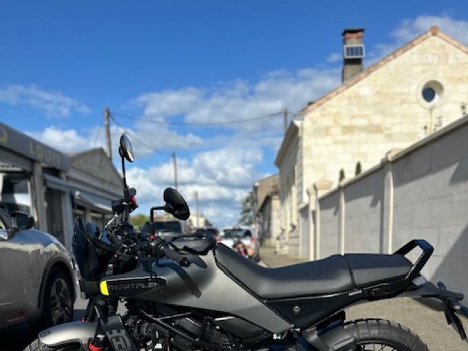 HUSQVARNA SVARTPILEN 125 ABS 4