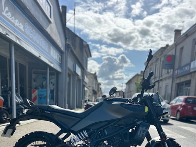 HUSQVARNA SVARTPILEN 125 ABS 4