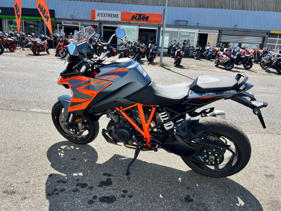 KTM 1290 SUPER DUKE GT 4