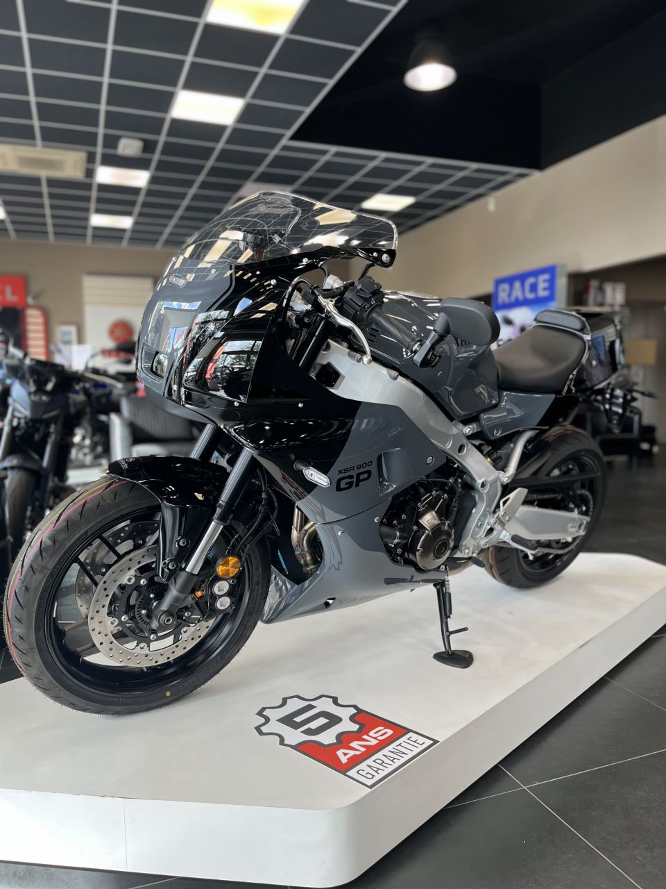 YAMAHA XSR 900 GP 4