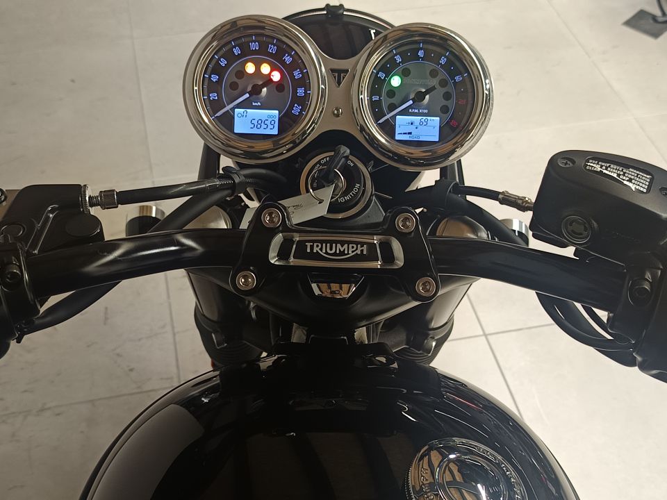 TRIUMPH BONNEVILLE T100 BLACK A2 4