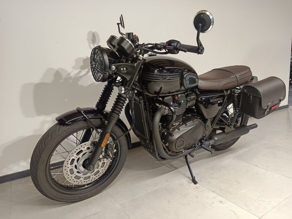 TRIUMPH BONNEVILLE T100 BLACK A2 4