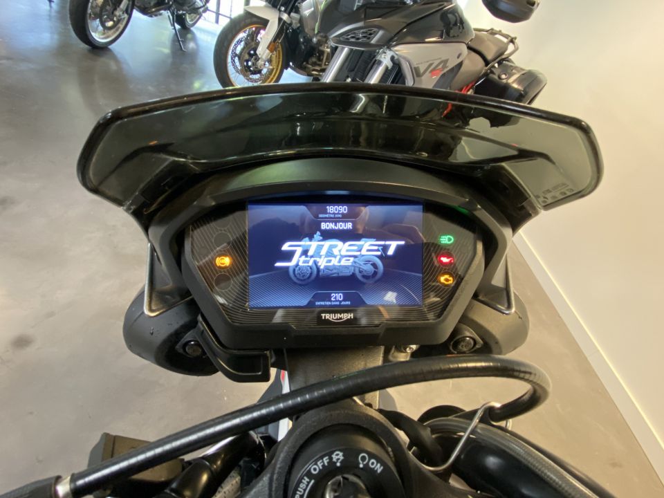 TRIUMPH STREET TRIPLE 765 RS 4