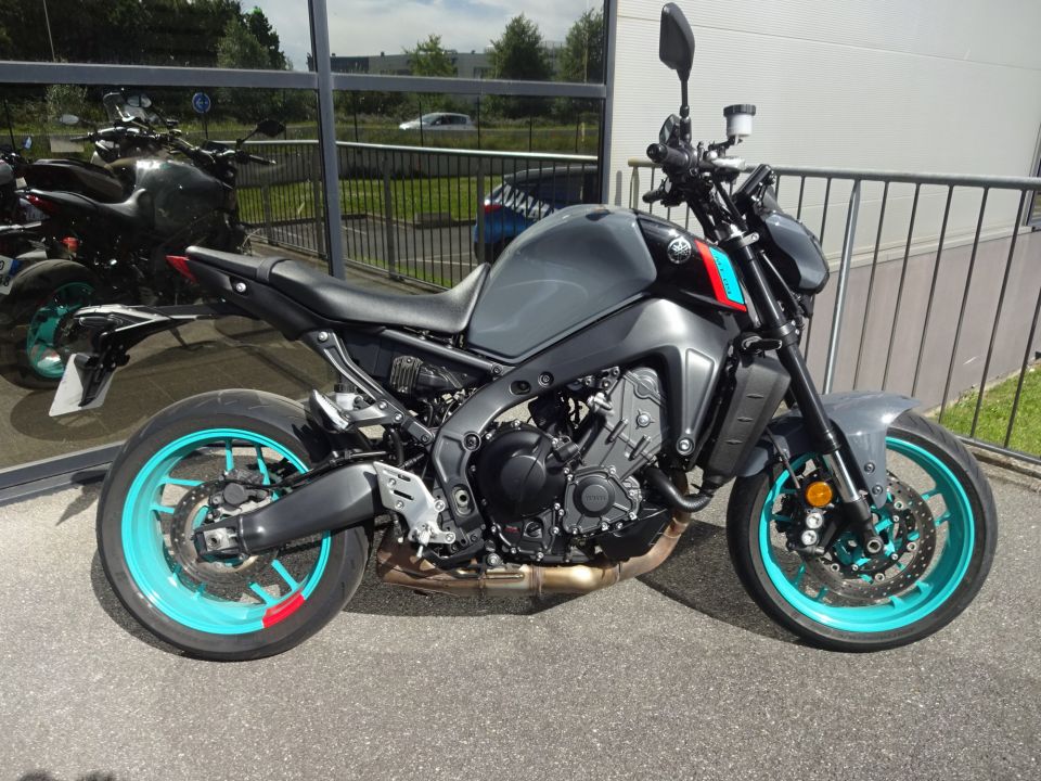 YAMAHA MT-09 4