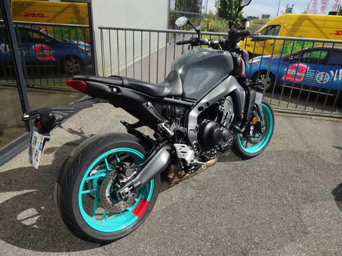 YAMAHA MT-09 4