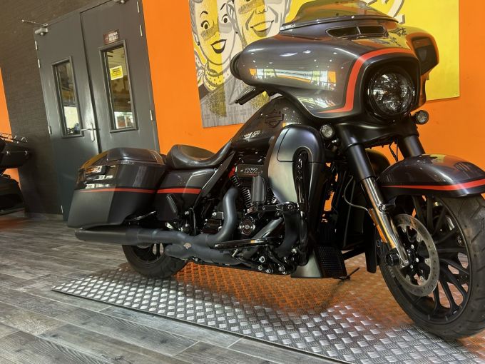 HARLEY-DAVIDSON TOURING STREET GLIDE 1923 CVO  4