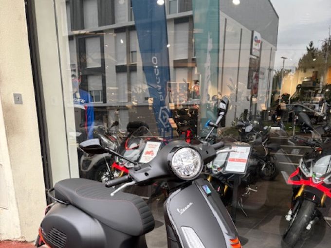 VESPA GTS SUPER SPORT 4