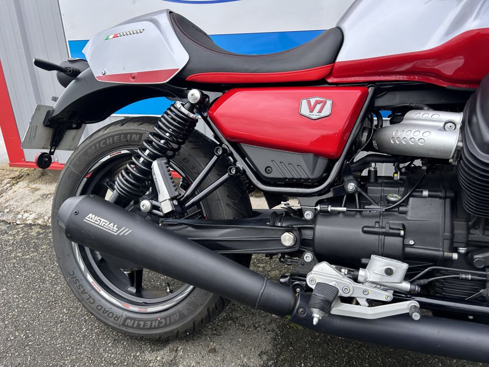 MOTO GUZZI V7 4