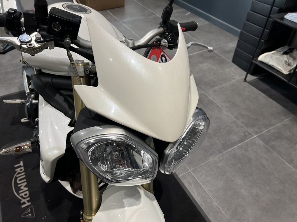 TRIUMPH STREET TRIPLE 675 4