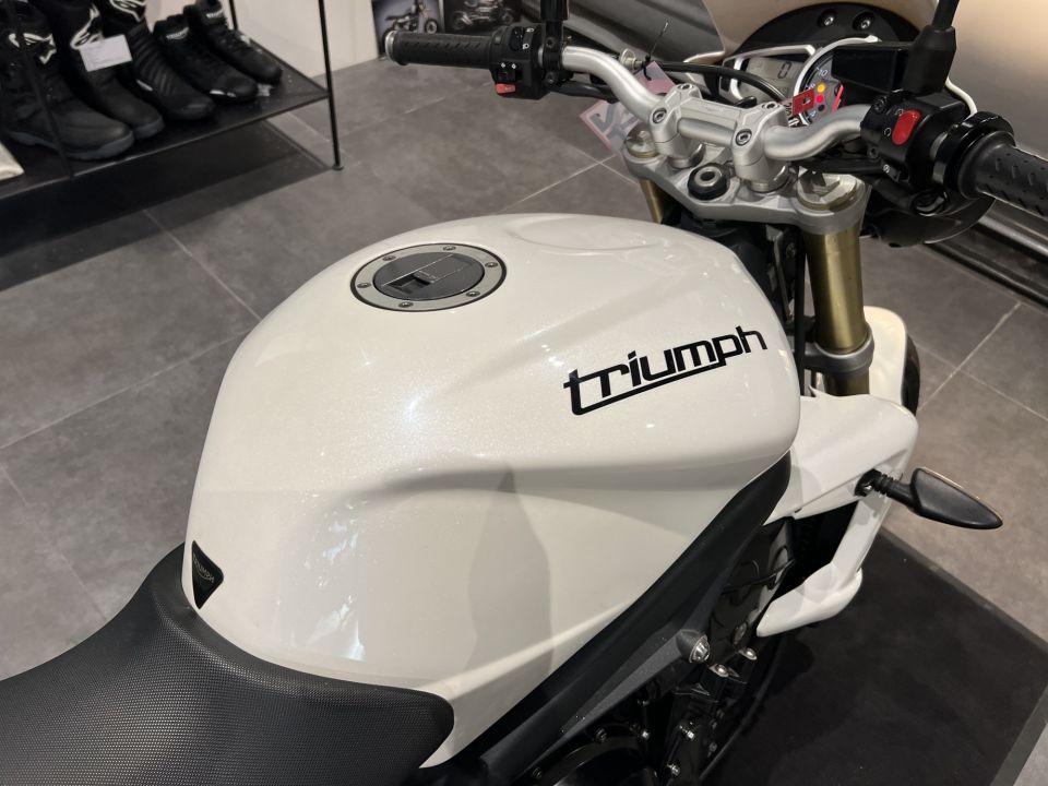 TRIUMPH STREET TRIPLE 675 4