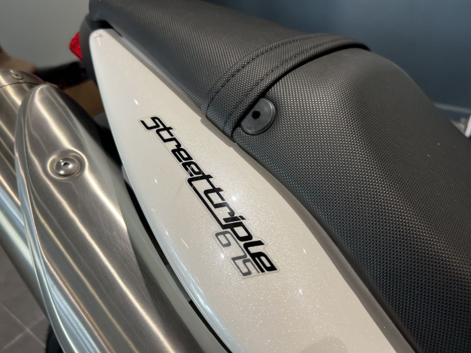 TRIUMPH STREET TRIPLE 675 4