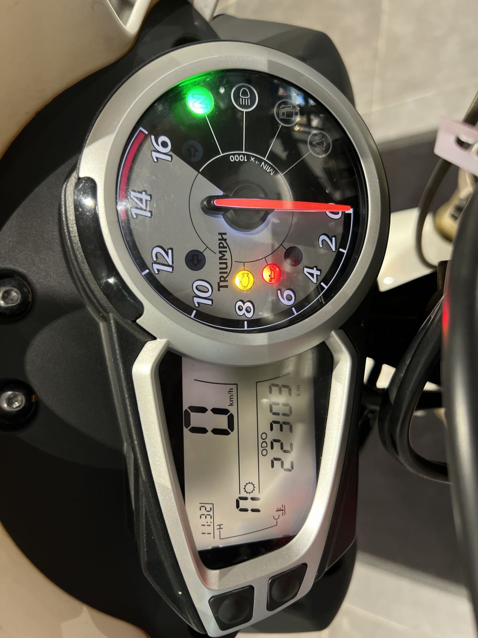 TRIUMPH STREET TRIPLE 675 4