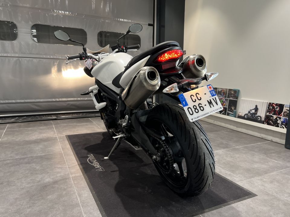 TRIUMPH STREET TRIPLE 675 4