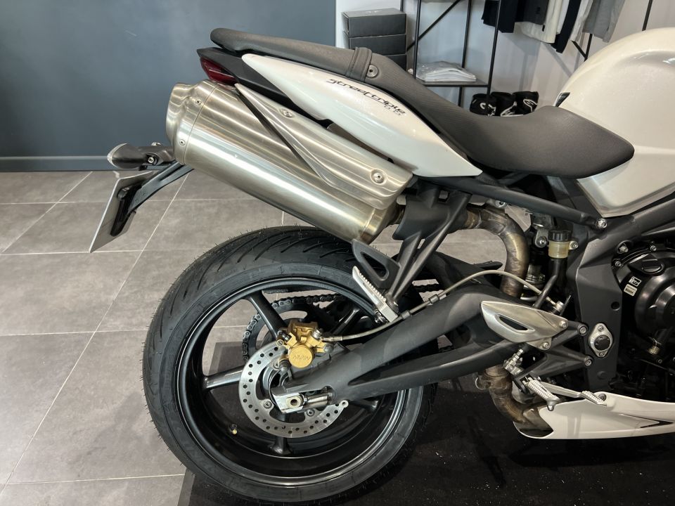 TRIUMPH STREET TRIPLE 675 4