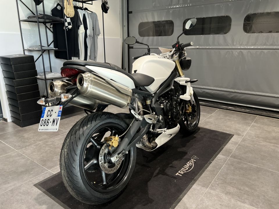 TRIUMPH STREET TRIPLE 675 4