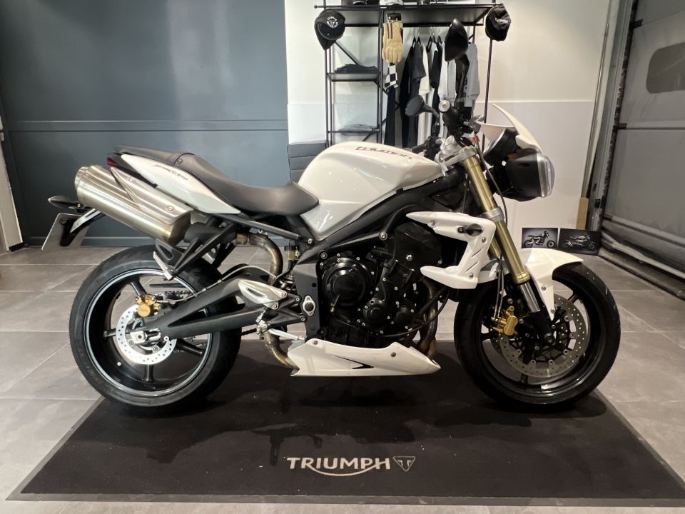 TRIUMPH STREET TRIPLE 675 4