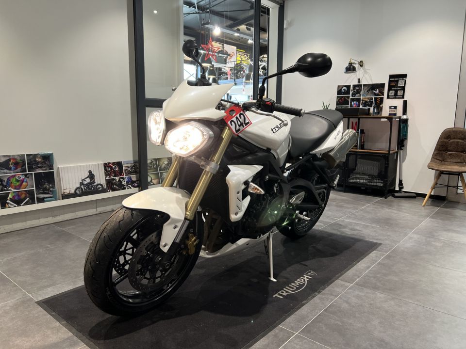 TRIUMPH STREET TRIPLE 675 4