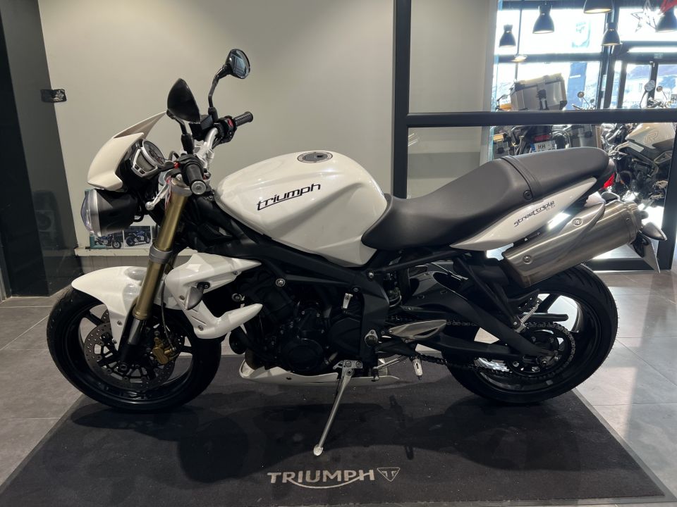 TRIUMPH STREET TRIPLE 675 4