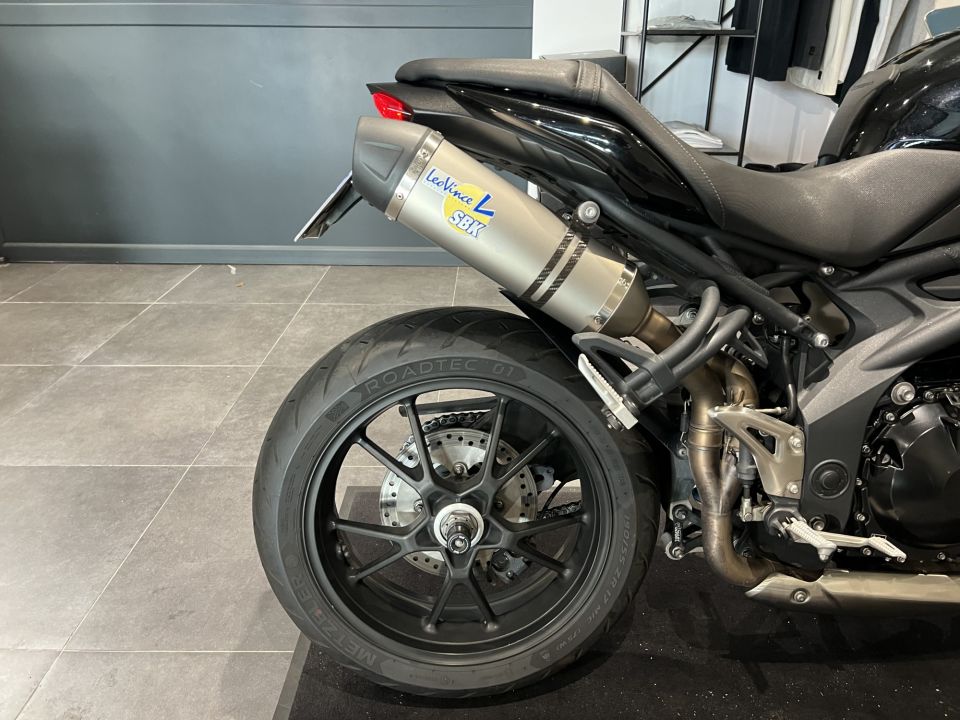 TRIUMPH STREET TRIPLE 675 4
