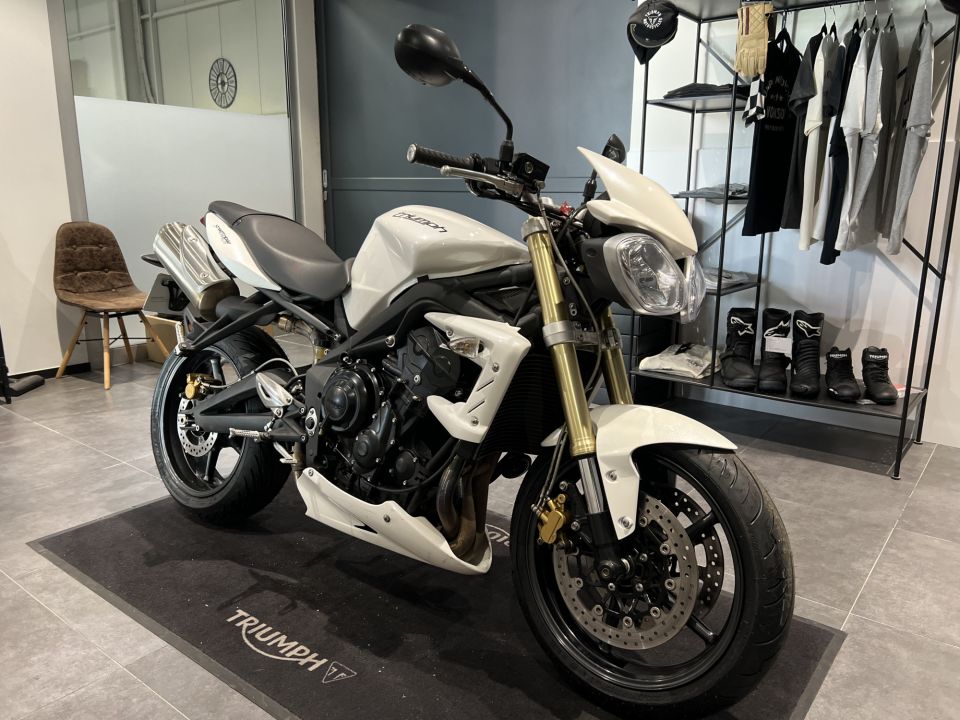 TRIUMPH STREET TRIPLE 675 4