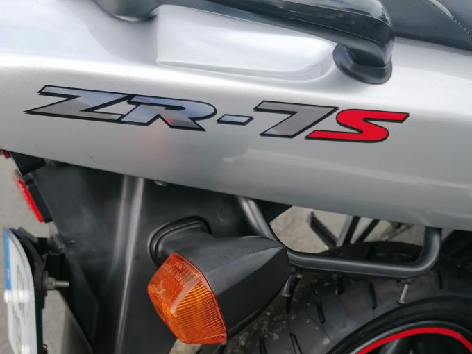 KAWASAKI ZR-7 S 4