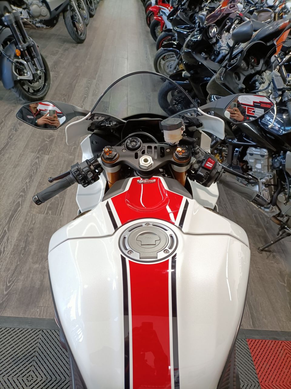 YAMAHA YZF-R1 WORLD GP 60TH ANNIVERSARY 4