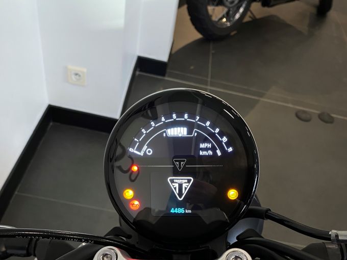 TRIUMPH TRIDENT 660 4
