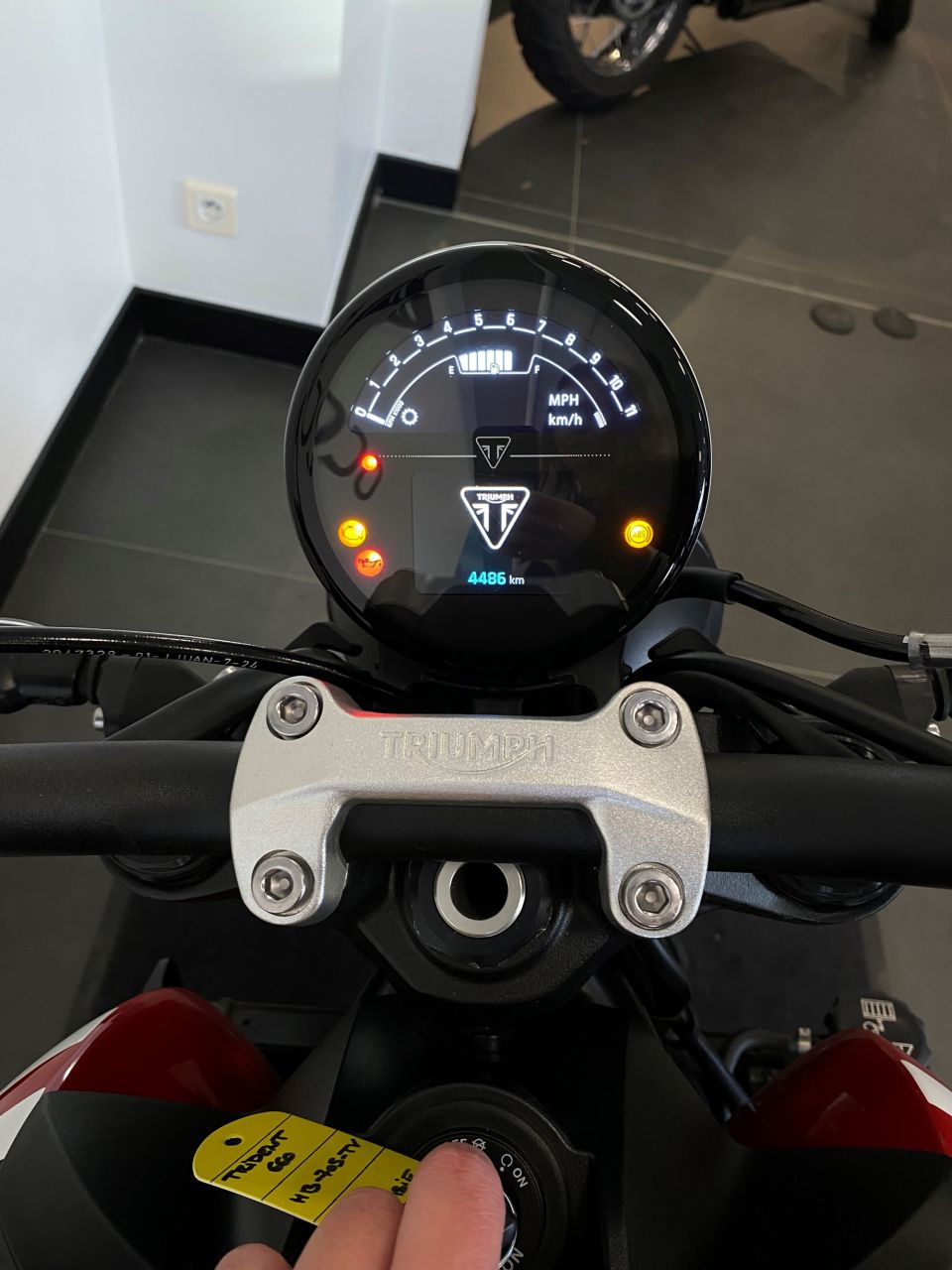 TRIUMPH TRIDENT 660 4