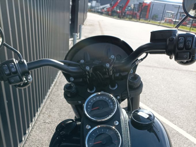 HARLEY-DAVIDSON SOFTAIL LOW RIDER 1868 S 4