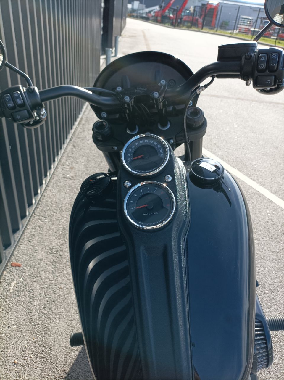 HARLEY-DAVIDSON SOFTAIL LOW RIDER 1868 S 4